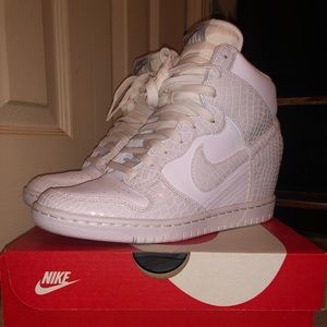 Nike sneakers women’s w/heel